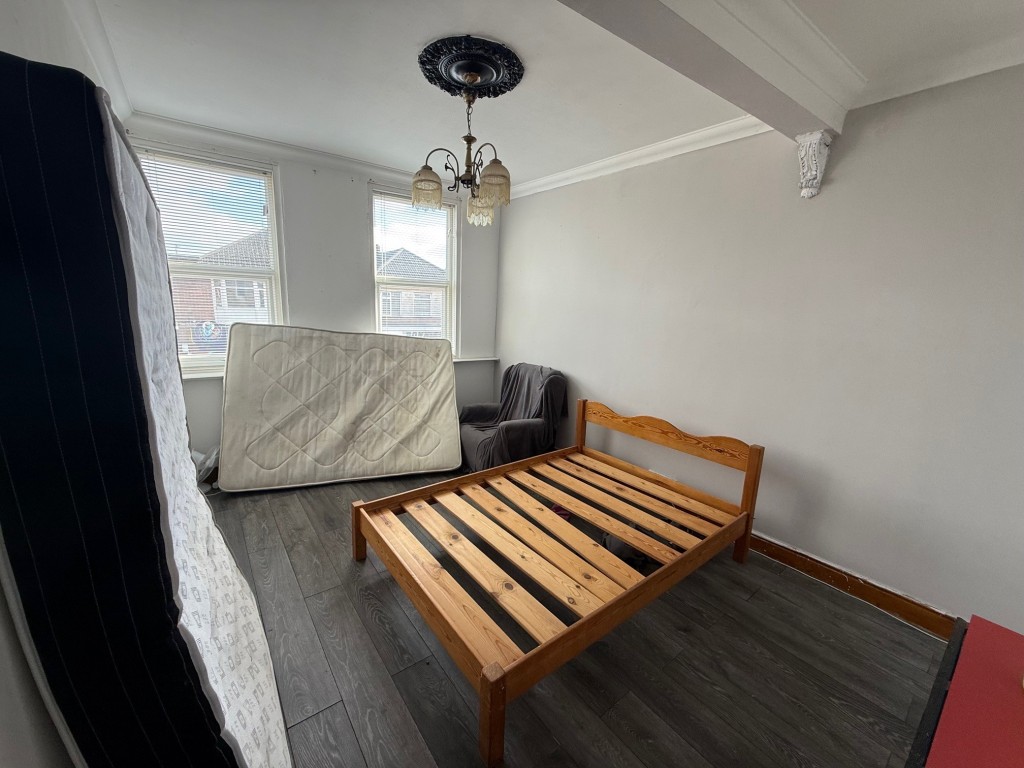 Lot: 96 - FREEHOLD COMMERCIAL AND RESIDENTIAL BUILDING - Bedroom